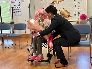 100歳お祝いの様子1