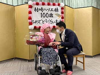 100歳お祝いの様子2