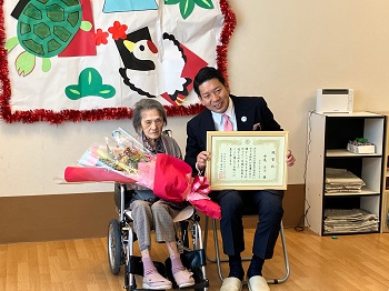 100歳長寿祝いの様子1