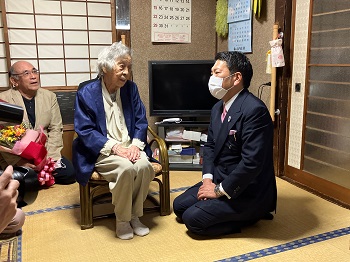 100歳長寿祝いの様子1