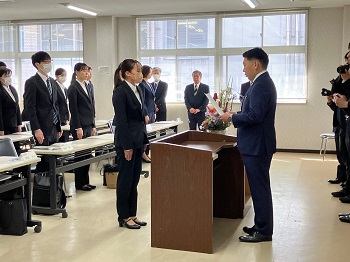 新規採用職員辞令交付式の様子