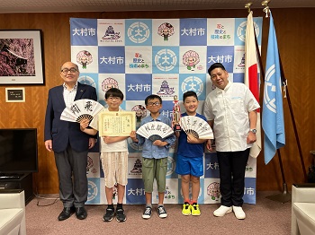 文部科学大臣杯第20回小・中学校将棋団体戦西日本大会出場表敬の様子