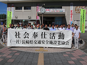長崎県交通安全施設業協会・社会奉仕活動出発式の様子2