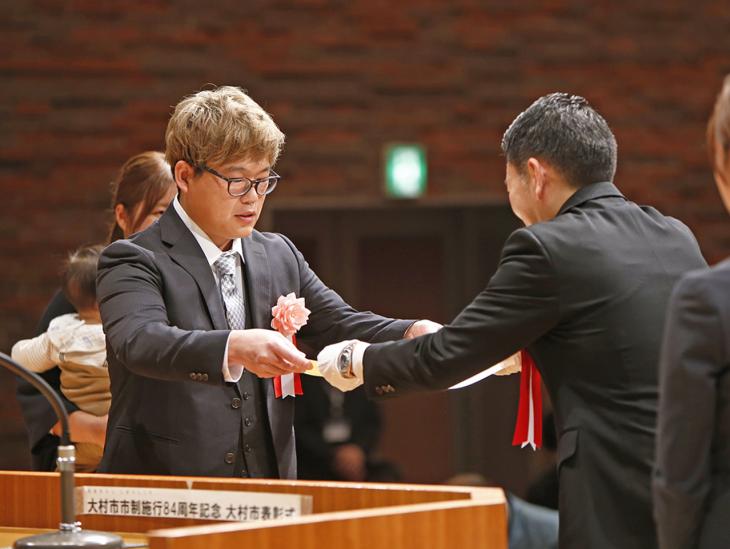 市制施行84周年記念大村市表彰式の様子1