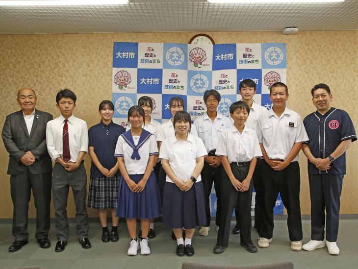 令和7年度海外派遣事業参加者（出発前）市長訪問の様子1