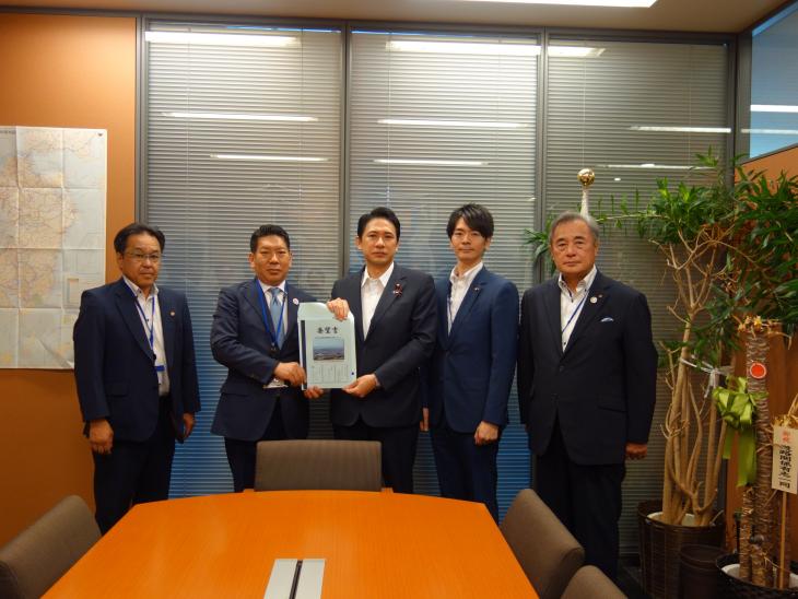 国道34号等大村市内幹線道路整備促進期成会要望活動の様子（加藤議員）