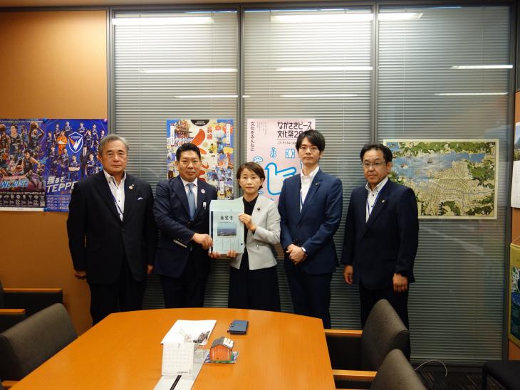 国道34号等大村市内幹線道路整備促進期成会要望活動の様子（西岡議員）
