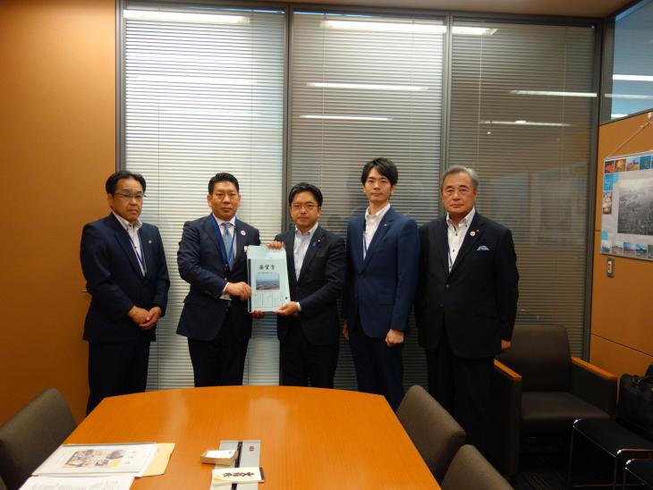国道34号等大村市内幹線道路整備促進期成会要望活動の様子（金子議員）
