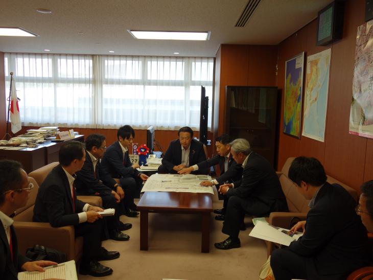 国道34号等大村市内幹線道路整備促進期成会要望活動の様子（吉井国土交通大臣政務官）2