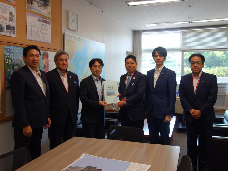 国道34号等大村市内幹線道路整備促進期成会要望活動の様子（沓掛道路局長）1