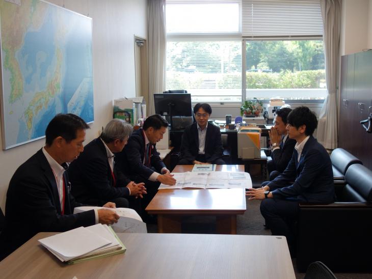 国道34号等大村市内幹線道路整備促進期成会要望活動の様子（沓掛道路局長）2