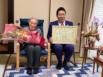 100歳長寿祝いの様子1