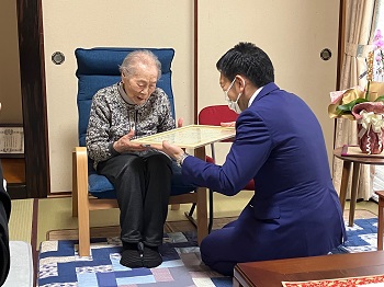 100歳長寿祝いの様子2