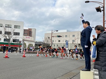 郡市対抗県下一周駅伝大会スターターの様子