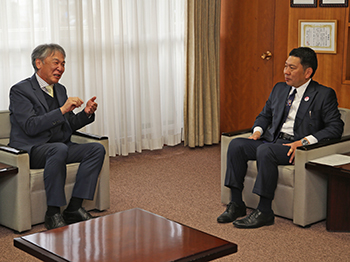 平和産業（株）様から企業版ふるさと納税目録贈呈式の様子2