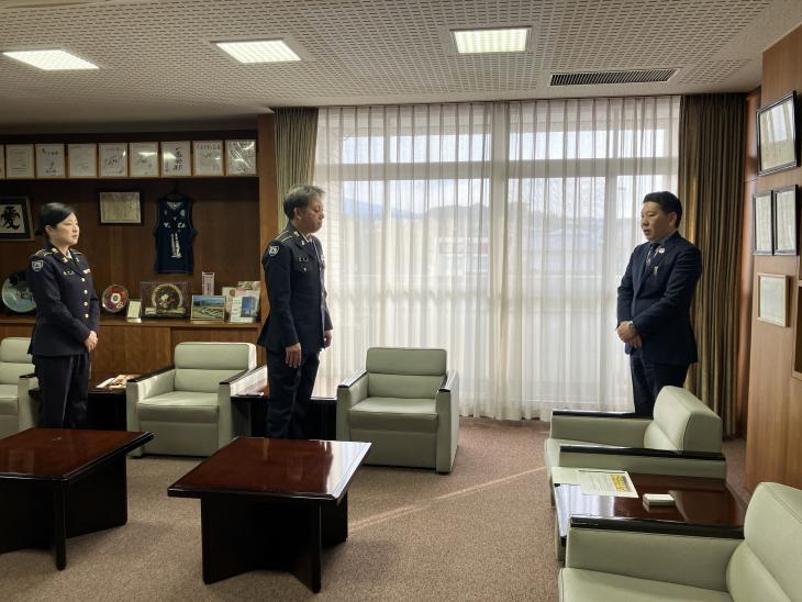 竹松駐屯地曽友会から車椅子寄贈の様子2