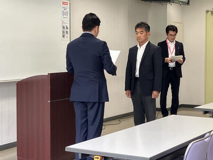 新任行政委員委嘱状交付式の様子