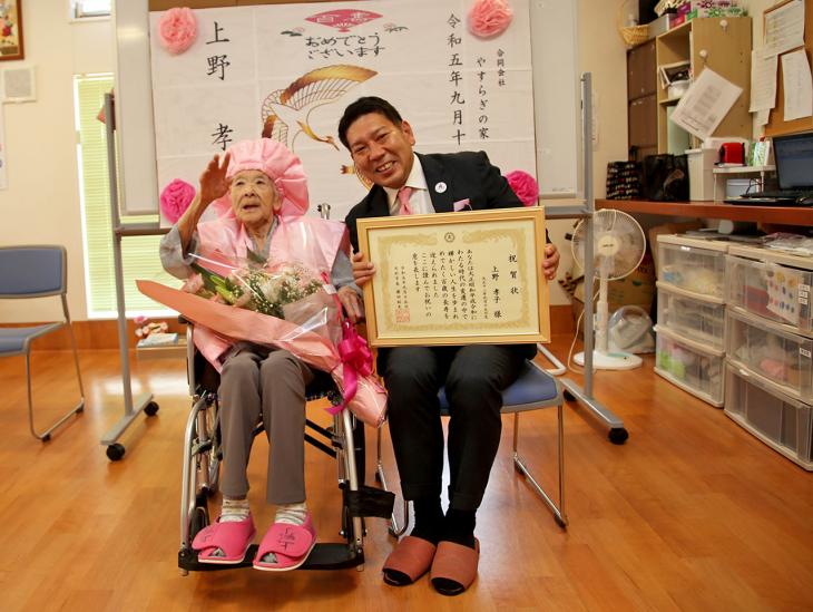 100歳のお祝いの様子2