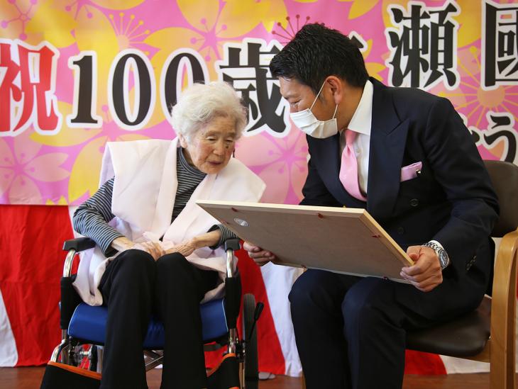 100歳長寿お祝いの様子2