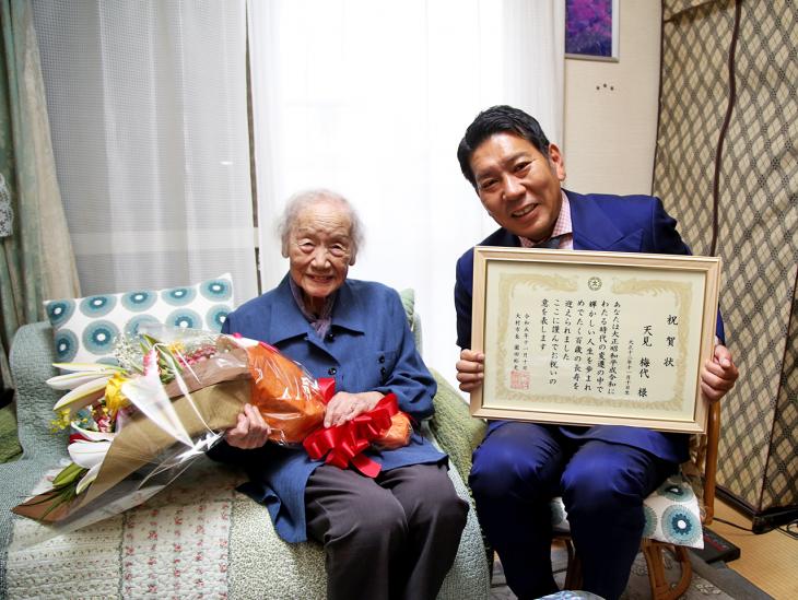 100歳のお祝いの様子1