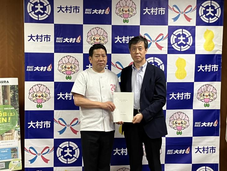 入札監査委員会報告書提出の様子1