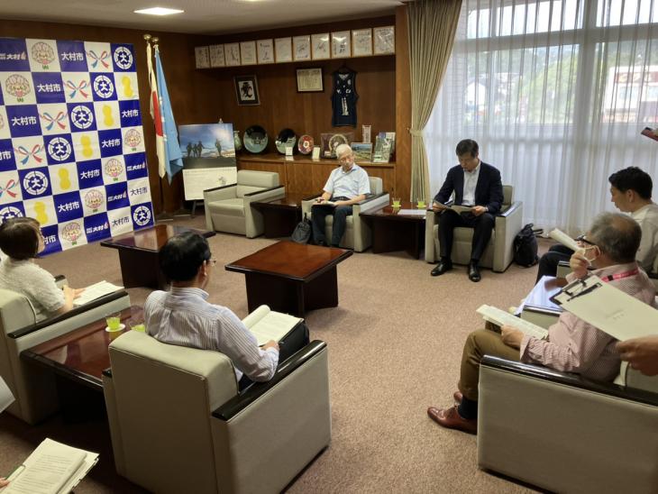 入札監査委員会報告書提出の様子2