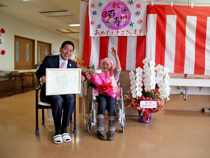 100歳長寿祝いの様子2