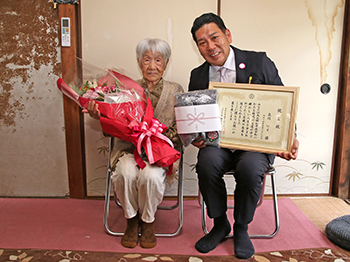 100歳長寿祝いの様子1