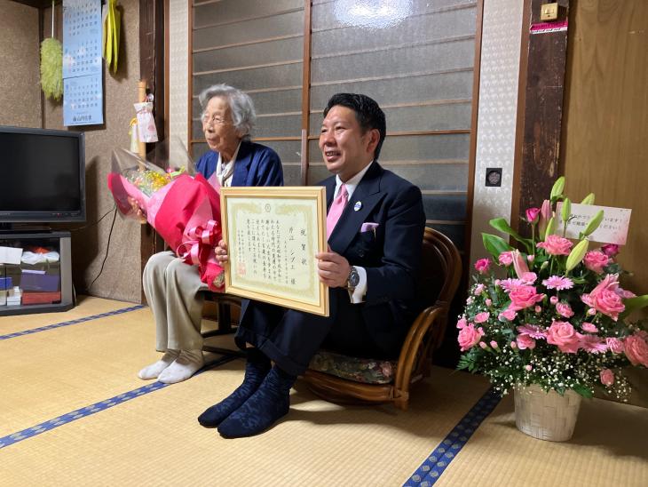 100歳長寿祝いの様子2