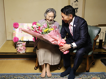 100歳長寿祝いの様子3