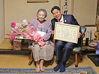 100歳長寿祝いの様子4