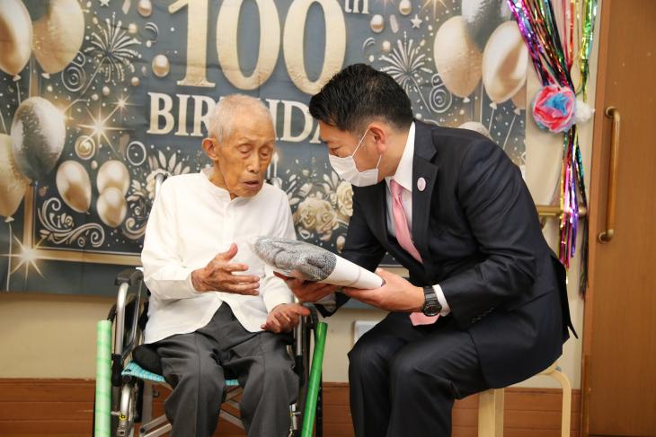 100歳長寿祝いの様子2