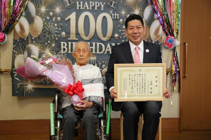 100歳長寿祝いの様子1