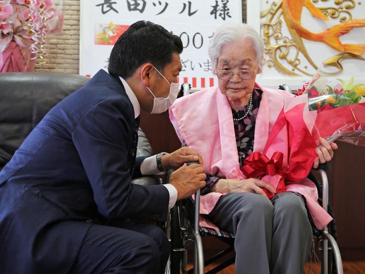 100歳長寿祝いの様子2