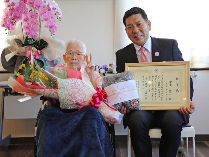 100歳長寿祝いの様子3
