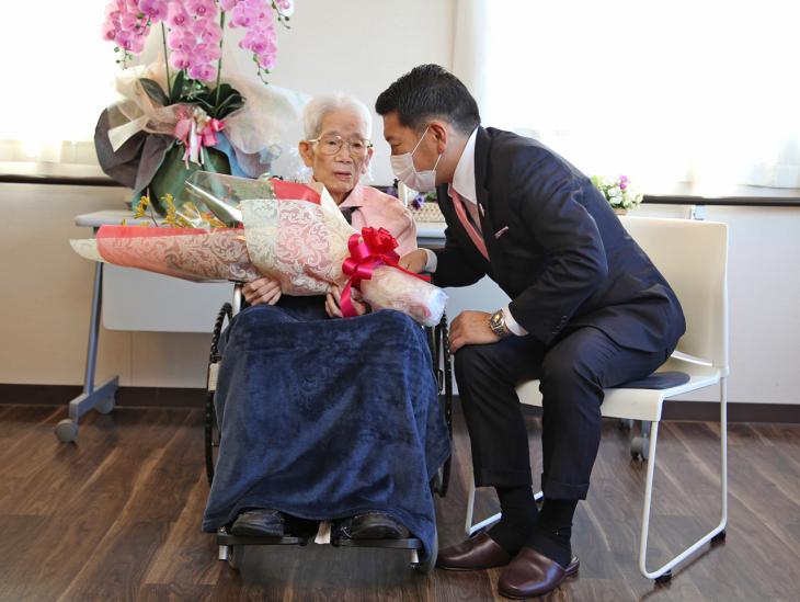 100歳長寿祝いの様子4