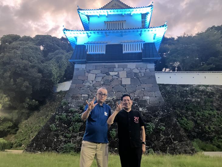 「手話の日」ブルーライトアップ記念撮影の様子2