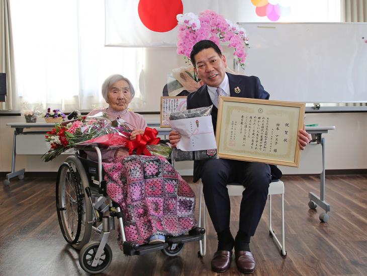100歳長寿祝いの様子1