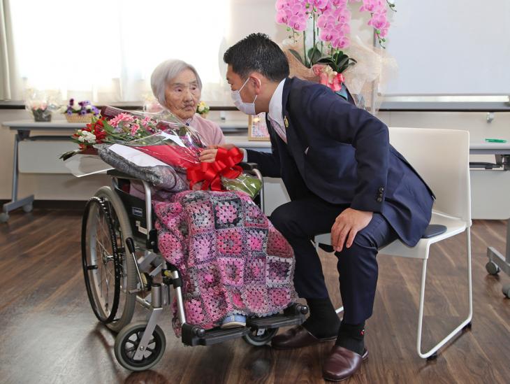 100歳長寿祝いの様子2