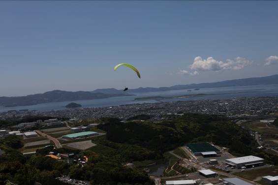 琴平スカイパークのパラグライダーの様子