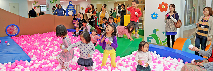 おむらんどで遊ぶ子供たち