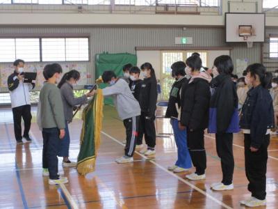 3月6日校旗引継ぎ