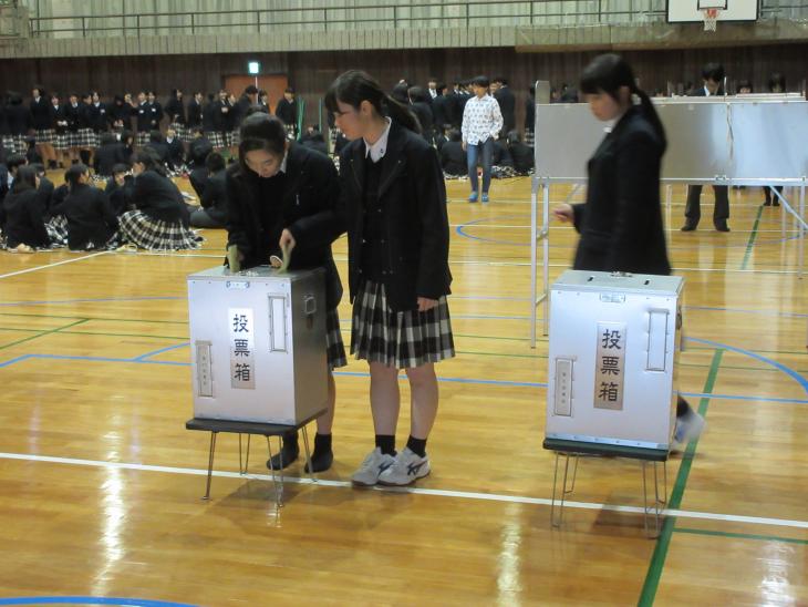 投票箱へ投票する生徒