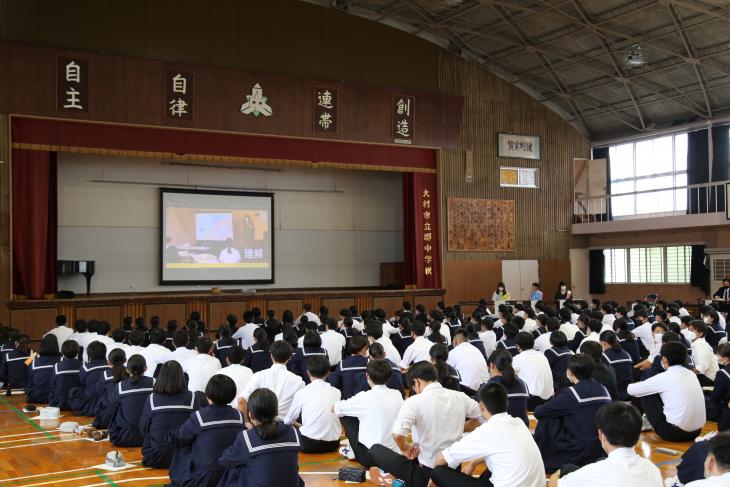 郡中学校の票育授業の様子