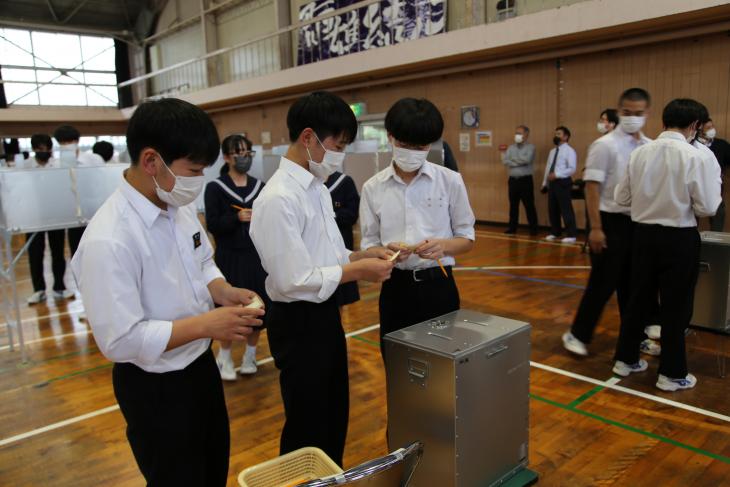 投票する生徒の様子