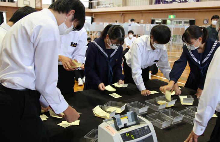 開票の様子