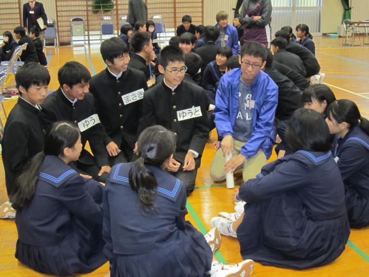 クルーの話を聞く学生の様子