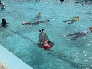 着衣水泳