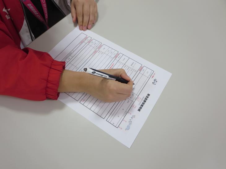 救急医療情報用紙に記入する画像