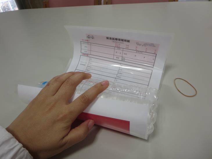 クリアファイルをペットボトルに巻き付ける画像